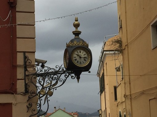 Imperia, il comune spende 2.500 euro per far ripartire l’orologio della ‘Crociera’ di via Cascione Imperia, il comune spende 2.500 euro per far ripartire l’orologio della ‘Crociera’ di via Cascione