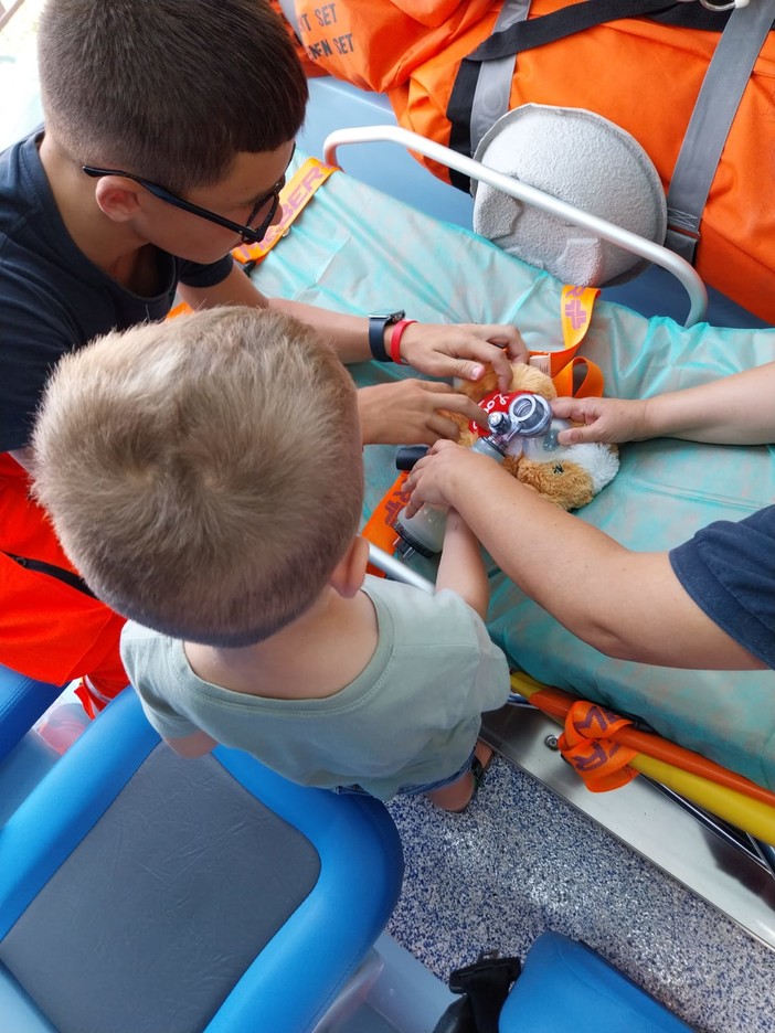 Tanti bambini per l'Ospedale dei Peluches e Willo Bybbles Show a Molini di Triora Tanti bambini per l'Ospedale dei Peluches e Willo Bybbles Show a Molini di Triora