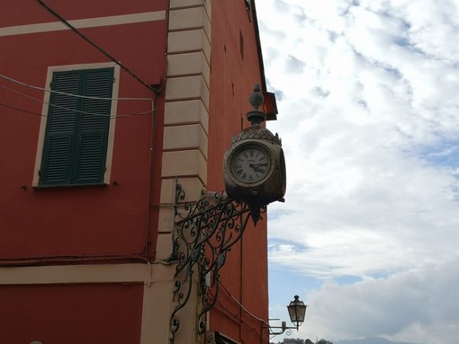 Imperia: grazie all'intervento economico di un mecenate tornerà a funzionare lo storico orologio di via Cascione
