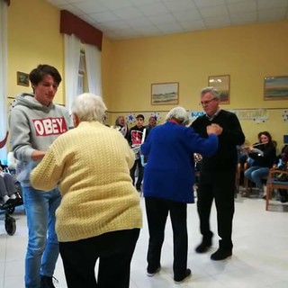 Ventimiglia: i ragazzi dell'Orchestra Filarmonica Giovanile alla Casa di Riposo di Latte (foto)