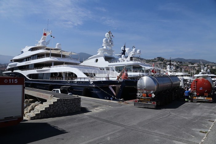 Sanremo: manovre straordinarie a Portosole per il rifornimento dello yacht extralusso Symphony