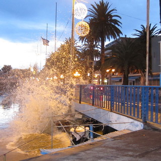 Le onde causate dalla risacca arrivano sull strada del Porto Vecchio Le onde causate dalla risacca arrivano sull strada del Porto Vecchio
