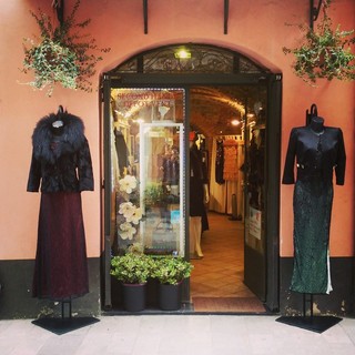 Scopri ogni giorno i nuovi arrivi della boutique Original Vintage di Sanremo: scarpe, borse, abbigliamento e molto altro ancora Scopri ogni giorno i nuovi arrivi della boutique Original Vintage di Sanremo: scarpe, borse, abbigliamento e molto altro ancora