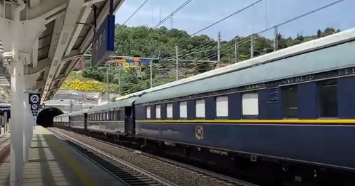 Imperia, l'Orient Express transita in stazione, sorpresa per i viaggiatori (video)