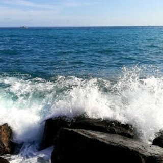 Allerta meteo: mareggiata intensa in arrivo con venti di Libeccio e onde lunghe attese sulle coste dell’Imperiese
