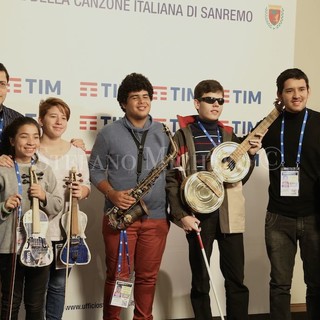 #Sanremo2017: show in sala stampa con l’Orquesta de Reciclados de Cateura, con loro un messaggio di riscatto per i bambini del Paraguay (Foto e Video)