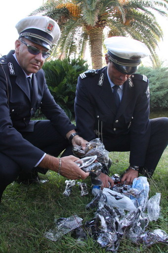 Sanremo: occhiali contraffatti nascosti in un 'laghetto' sul lungomare Calvino