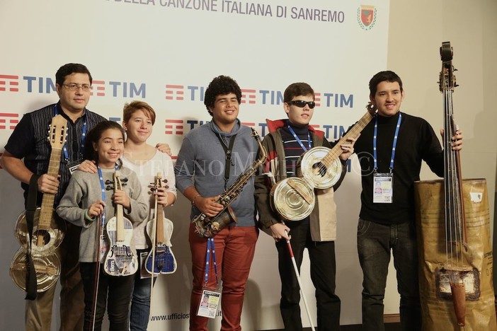 #Sanremo2017: show in sala stampa con l’Orquesta de Reciclados de Cateura, con loro un messaggio di riscatto per i bambini del Paraguay (Foto e Video) #Sanremo2017: show in sala stampa con l’Orquesta de Reciclados de Cateura, con loro un messaggio di riscatto per i bambini del Paraguay (Foto e Video)