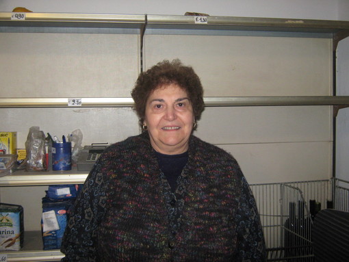 Ottavia Clavio davanti agli scaffali vuoti del suo negozio