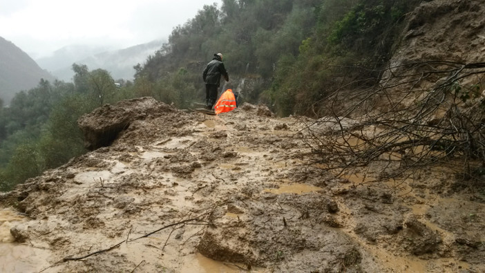 Operaio rimane bloccato tra due frane tra Montalto e Carpasio, gli abitanti del posto lo salvano Operaio rimane bloccato tra due frane tra Montalto e Carpasio, gli abitanti del posto lo salvano