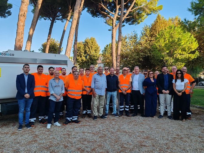 Spazzamento manuale, nuovi operatori ecologici di quartiere a Ventimiglia. Di Muro: "Si passa dalle parole ai fatti" (Foto e video) Spazzamento manuale, nuovi operatori ecologici di quartiere a Ventimiglia. Di Muro: "Si passa dalle parole ai fatti" (Foto e video)