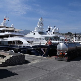 Sanremo: manovre straordinarie a Portosole per il rifornimento dello yacht extralusso Symphony