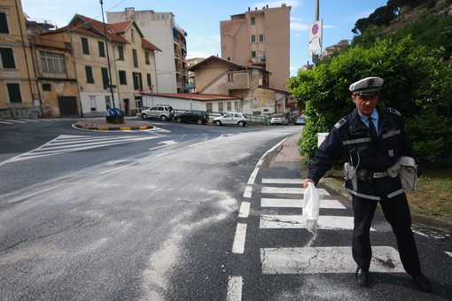 Sanremo: macchia oleosa lungo via San Francesco, due persone cadono con lo scooter