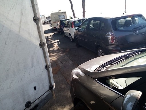 Ventimiglia: Piazzale de Gasperi invasa da autocarri, la segnalazione con foto di un residente Ventimiglia: Piazzale de Gasperi invasa da autocarri, la segnalazione con foto di un residente