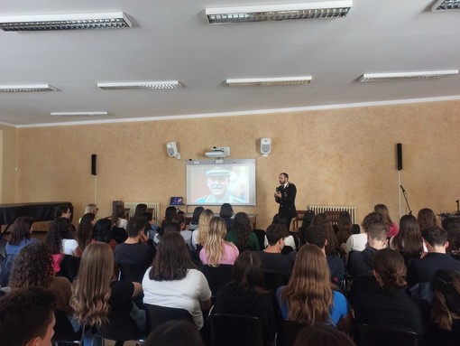 Orientamento al Liceo Cassini di Sanremo: a lezione con i Carabinieri Orientamento al Liceo Cassini di Sanremo: a lezione con i Carabinieri