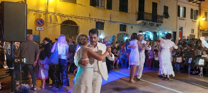 Seborga: ad agosto il paese accoglie varie coppie di Maestri di Tango in esibizione e tanti bailarinos Seborga: ad agosto il paese accoglie varie coppie di Maestri di Tango in esibizione e tanti bailarinos