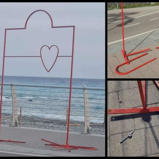 Vallecrosia, danneggiata l'opera dell'artista Andrea Iorio installata sul lungomare: è la seconda volta (Foto)