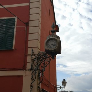 Imperia: grazie all'intervento economico di un mecenate tornerà a funzionare lo storico orologio di via Cascione