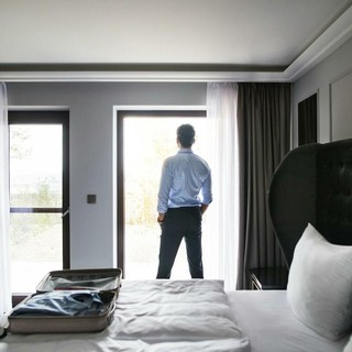 La camera d’hotel è pronta. Ora trascorrici una notte La camera d’hotel è pronta. Ora trascorrici una notte