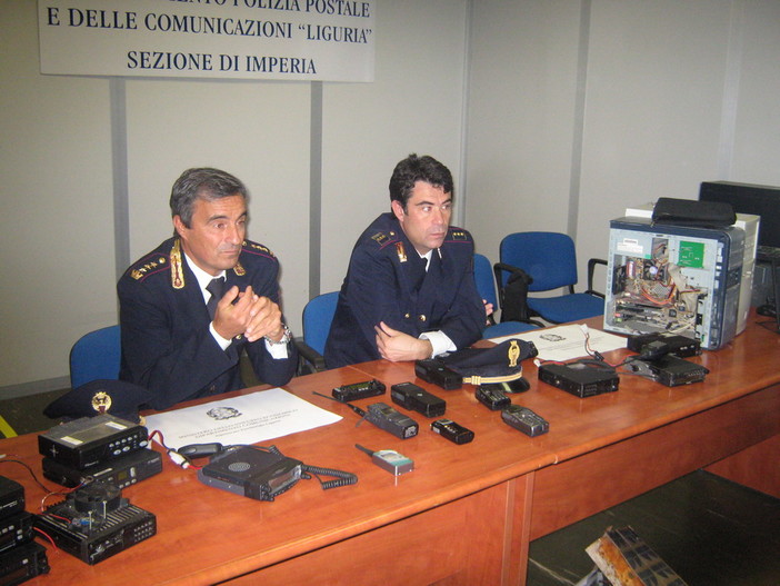 Atti di bullismo su Facebook: 16enne imperiese si fotografa con fucile e pistole