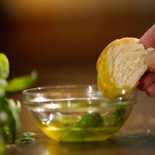 Agroalimentare: nove famiglie su dieci consumano olio extravergine d’oliva tutti i giorni Agroalimentare: nove famiglie su dieci consumano olio extravergine d’oliva tutti i giorni