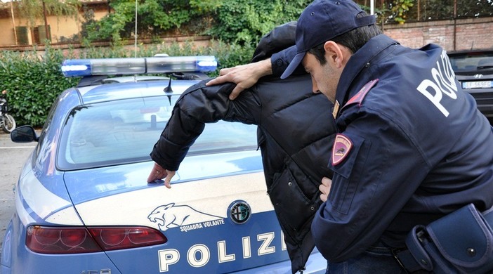 Imperia, litiga con la compagna incinta al nono mese: giovane arrestato dalla polizia Imperia, litiga con la compagna incinta al nono mese: giovane arrestato dalla polizia