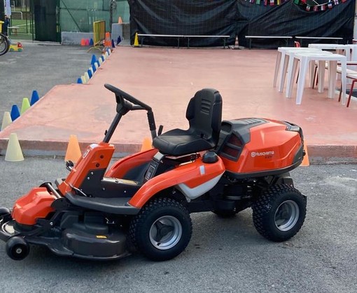 Nuovo mezzo per la manutenzione dell'erba dello 'Zaccari' di Camporosso