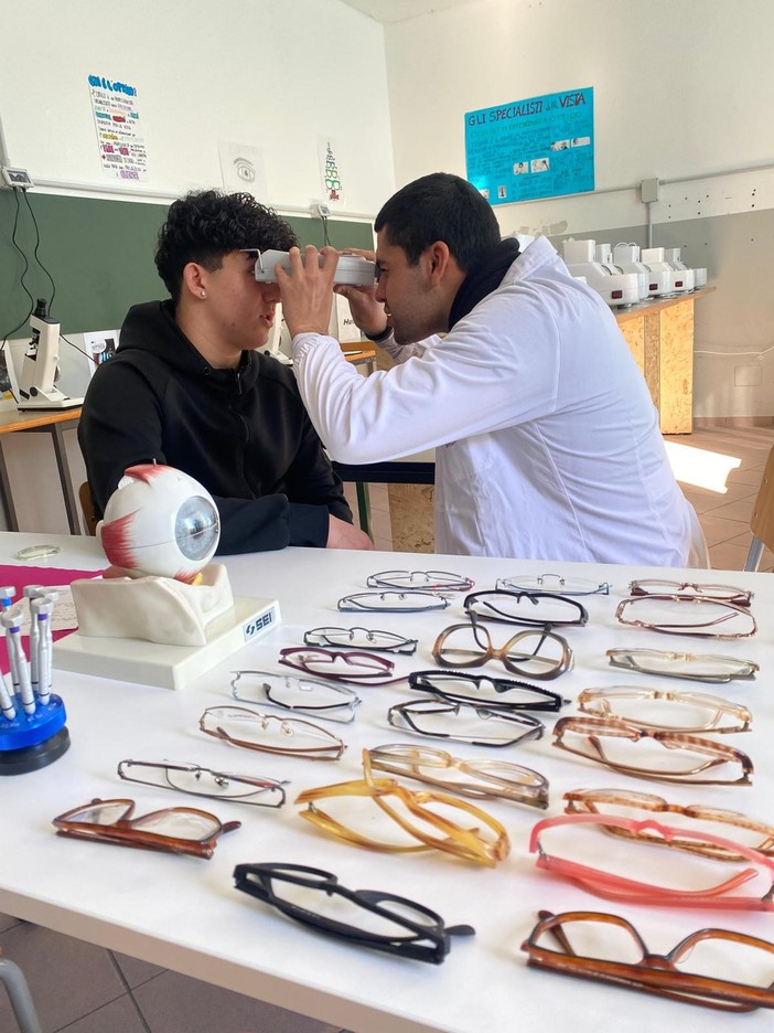 Donate novecento montature e novecento lenti dal Lions Club Italia alla Scuola di Ottica dell'Istituto Fermi Polo Montale di Ventimiglia Donate novecento montature e novecento lenti dal Lions Club Italia alla Scuola di Ottica dell'Istituto Fermi Polo Montale di Ventimiglia