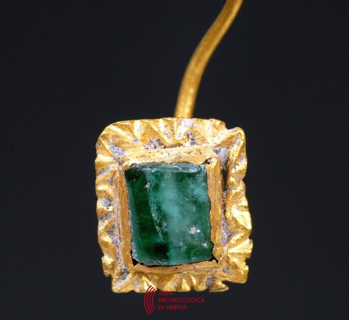 Ventimiglia, scavi alle terme di Albintimilium: rinvenuto un orecchino in oro con smeraldo incastonato Ventimiglia, scavi alle terme di Albintimilium: rinvenuto un orecchino in oro con smeraldo incastonato