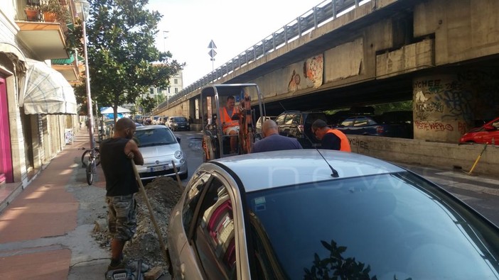 Ventimiglia: rottura tubazione, la perdita è in via Tenda, sul posto i tecnici dell’Aiga, possibili disagi al traffico a causa della chiusura della strada Ventimiglia: rottura tubazione, la perdita è in via Tenda, sul posto i tecnici dell’Aiga, possibili disagi al traffico a causa della chiusura della strada