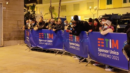 Con la Finale del Festival di Sanremo esplode la protesta delle imprese davanti al Teatro Ariston