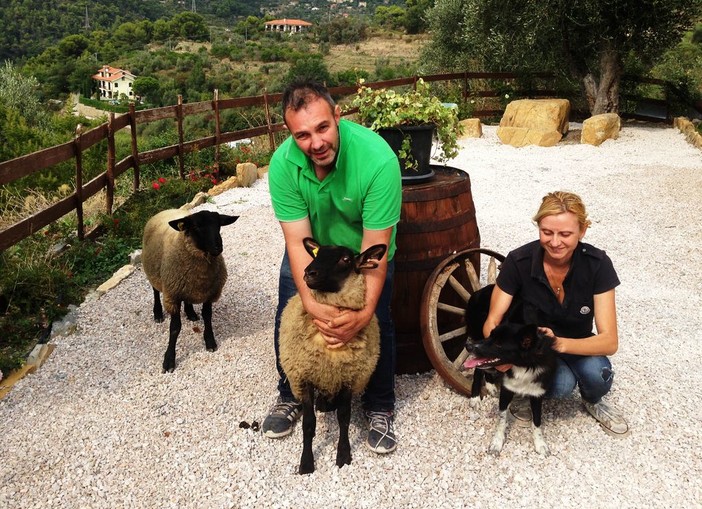 Seborga: i bambini del Gaslini in visita alla fattoria didattica del paese per scegliere i nomi delle due pecore Suffolk