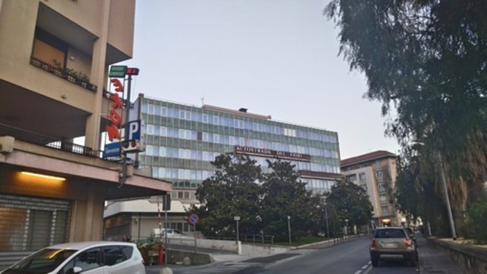 Imperia: assunti dalla nuova ditta i lavoratori che effettuano le pulizie per Autofiori. Per gli addetti al palazzo scattano gli ammortizzatori sociali