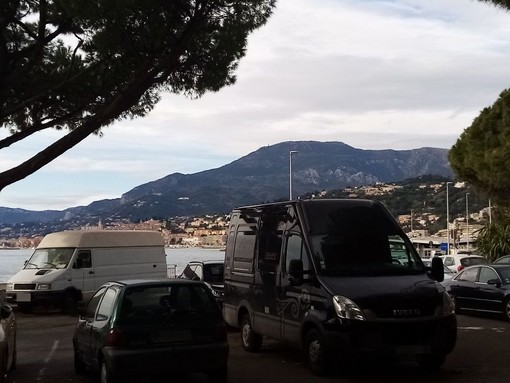 Ventimiglia, le aree demaniali passano al Comune. I cittadini dei Balzi Rossi: "Furgoni in sosta permanente, intervenga la polizia" (Foto)