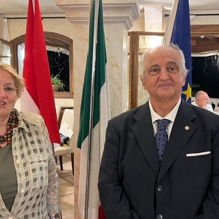 Al Lions Club Ventimiglia passaggio della Campana tra Senia Seno e Mauro Giordano