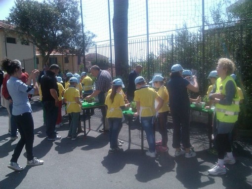 Cervo: l'associazione Protezione Civile Carlo Farnè alle scuole elementari per la manifestazione 'Piccoli fiori crescono'
