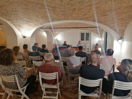 San Lorenzo al Mare: domenica la presentazione del libro "Volevo fare l'arbitro" San Lorenzo al Mare: domenica la presentazione del libro "Volevo fare l'arbitro"