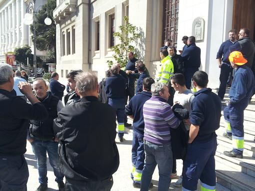 Una delle tante proteste dei dipendenti TraDeCo Una delle tante proteste dei dipendenti TraDeCo