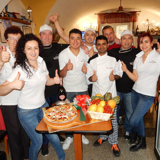 Bordighera: alla Pizzeria Sant'Ampelio, prosegue oggi con la Pizza Monet, la maratona delle pizze che hanno partecipato al Campionato del Mondo Bordighera: alla Pizzeria Sant'Ampelio, prosegue oggi con la Pizza Monet, la maratona delle pizze che hanno partecipato al Campionato del Mondo