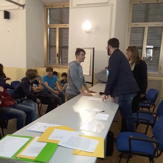 Kevin Cirillo riceve per il secondo anno consecutivo il premio dalla prof. Colombatto e dal dott. Barricalla Kevin Cirillo riceve per il secondo anno consecutivo il premio dalla prof. Colombatto e dal dott. Barricalla