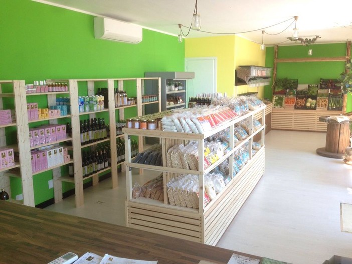 Ha aperto il primo negozio sostenibile con etichetta trasparente pianesiana: a "Pachamama - La Biologica" di Ventimiglia solo prodotti naturali, senza conservanti né OGM Ha aperto il primo negozio sostenibile con etichetta trasparente pianesiana: a "Pachamama - La Biologica" di Ventimiglia solo prodotti naturali, senza conservanti né OGM