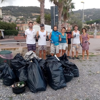 Ventimiglia: i volontari dell'A.S.D. Xxmiglia in SUP al lavoro per ripulire la scogliera alla foce del fiume Roya (foto)