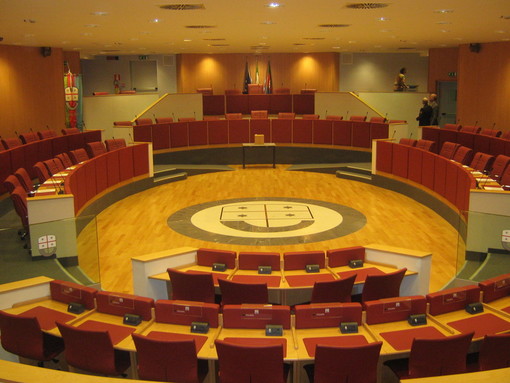 Regione: sospeso stamattina il Consiglio per l'irruzione degli edili senza lavoro, una seduta turbolenta