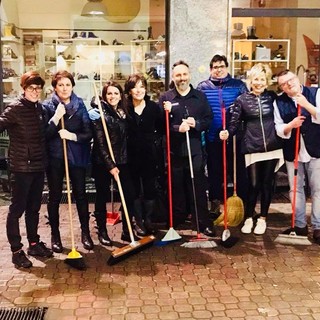 Imperia: pulizie di primavera nel centro di Oneglia, l’iniziativa del comitato ‘Lucinvia’ in previsione di Pasqua (Foto) Imperia: pulizie di primavera nel centro di Oneglia, l’iniziativa del comitato ‘Lucinvia’ in previsione di Pasqua (Foto)
