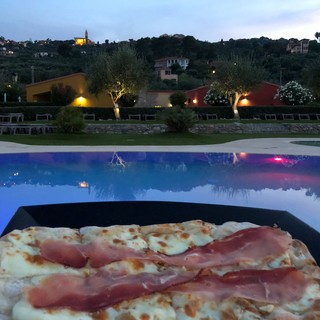 Martedì con pizza gourmet a bordo piscina: anche ad agosto al ReBi Village tornano le serate con le specialità dello chef Albavera Martedì con pizza gourmet a bordo piscina: anche ad agosto al ReBi Village tornano le serate con le specialità dello chef Albavera