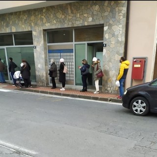 Vellecrosia, la segnalazione di un nostro lettore: "Code all'ufficio postale in via Roma a causa dell'operatività di un solo sportello"