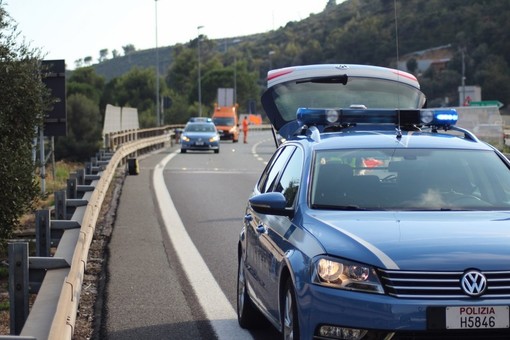 Nascosti nel retro di un tir: migranti scoperti sulla A10 tra Pietra e Borghetto
