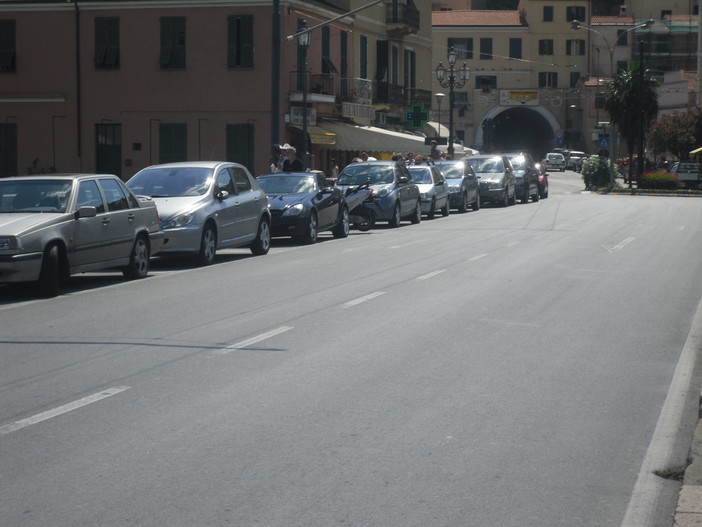 Parcheggio 'selvaggio' a Ventimiglia: la proposta di un nostro lettore al Sindaco Parcheggio 'selvaggio' a Ventimiglia: la proposta di un nostro lettore al Sindaco
