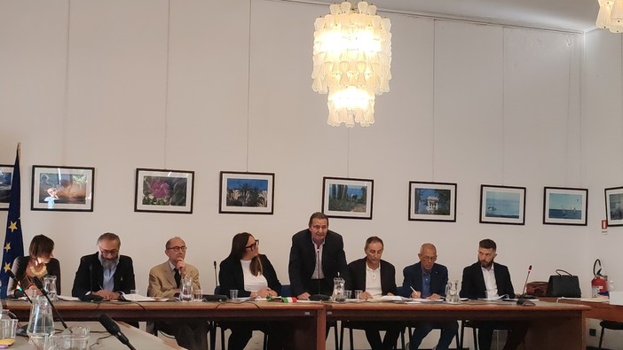 Bordighera, il Consiglio comunale torna a riunirsi il 31 luglio: bilancio, TARI, PEF rifiuti e spiaggia inclusiva tra i temi in agenda Bordighera, il Consiglio comunale torna a riunirsi il 31 luglio: bilancio, TARI, PEF rifiuti e spiaggia inclusiva tra i temi in agenda