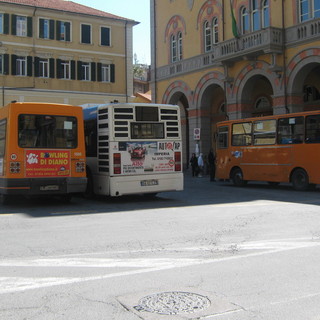 Imperia: controllore aggredito e picchiato da 5 giovani senza biglietto su un bus in piazza Dante